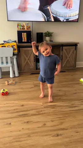 It’s his favorite song 😂😂#karolg#dancer