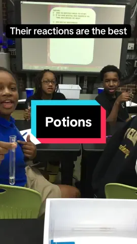 These reactions are so good 😱#teachertok #iteachscience #sciencedemo #scienceclass #tiktokteacher 