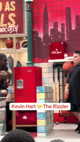 A duo we didn’t know we needed. Kevin Hart and The Rizzler finally meet. 👏 #kevinhart #therizzler #jamarrchase #fanatics 