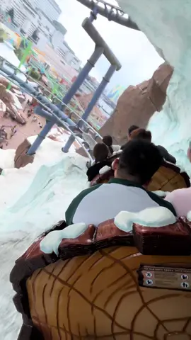 You guys should really come and enjoy ! Laju nak mampuii 🥶💃🏻🎢 #iceage #acornadventures #gentinghighlands #skyworld #rollercoaster #trending #viral 