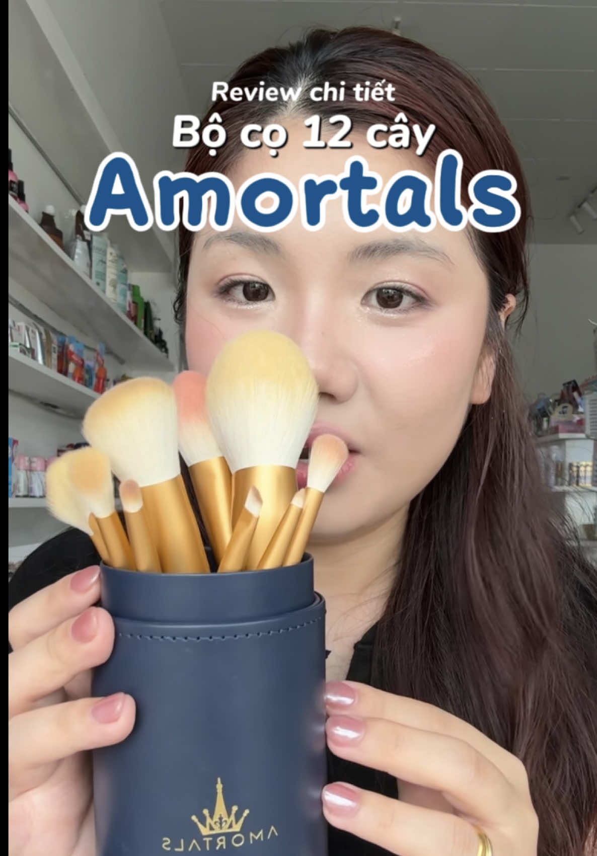 Review chi tiết bộ cọ 12 cây đến từ nhà Amortals Bà nào mới tập makeup đầu tư bộ này là quá oki luôn í #reviewcọ #amortals #reviewcomakeup #amortalsbrush #goclamdep #cọmakeup #cọ #cotrangdiem #makeup #beauty 