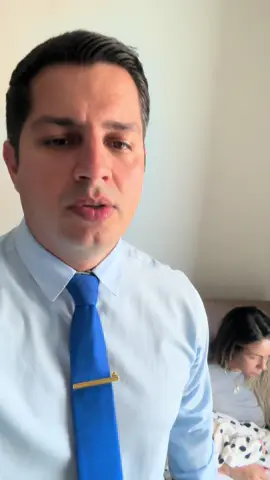 Homem passando perfume para ir trabalhar 