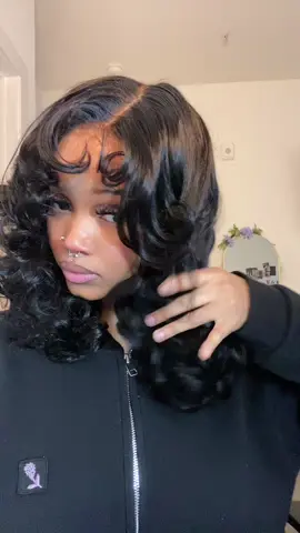 Your go-to summer wig! Airy waves, face framing bangs and a breathable glueless fit #jessiewig @Jessie’s Wig #tiktok 