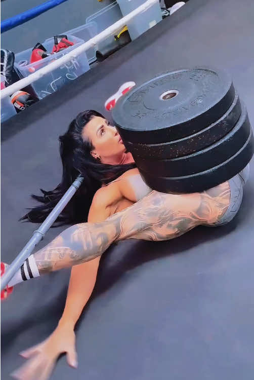 She is a girl with great strength !! 🇺🇸🇺🇸🚀 #gym #bodybuilder #fyp #viral #coreworkout #corestrength #foryoupage #challenge #corechallenge #coreexercises #militaryfitness 