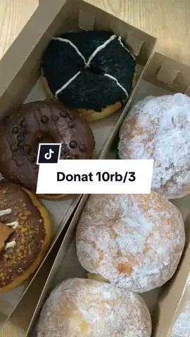 Donat aneka toing 10rb isi 3 pcs  Jl. Talang tembaga (Belakang alfamart Sudirman/depan studio photo Gazewhy) Indramayu #indramayu #donat #kuliner #indramayuviral #indramayupride🏴‍☠️ #indramayuculinary #kulinerindramayu #indramayu_kota_mangga #indramayu_tiktokers #indramayunihbos😎 #rekomendasimakanan #makandiluarrr 