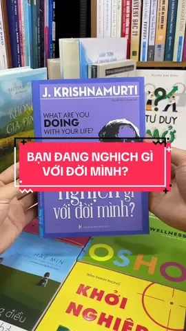 Bạn Đang Nghịch Gì Với Đời Mình? – Câu Hỏi Đánh Thức Cả Một Cuộc Đời! Bạn đang sống theo ý mình hay chỉ đang tồn tại theo mong muốn của người khác? “Bạn Đang Nghịch Gì Với Đời Mình?” của triết gia J. Krishnamurti là một lời cảnh tỉnh – nhẹ nhàng nhưng đầy ám ảnh – dành cho những ai đang lạc lối trong vòng xoáy học hành, công việc, tình cảm… mà quên mất sống thật với chính mình. Cuốn sách không đưa cho bạn câu trả lời. Nó đặt ra những câu hỏi để buộc bạn phải tự tìm lại con người sâu nhất bên trong mình – không bị chi phối bởi xã hội, truyền thống hay bất kỳ khuôn mẫu nào. Với văn phong tối giản, thẳng thắn và giàu chiêm nghiệm, Krishnamurti giúp bạn: 	•	Nhìn rõ sự lệ thuộc tinh thần vào người khác. 	•	Cắt đứt những ảo tưởng về thành công và hạnh phúc. 	•	Thức tỉnh để bắt đầu sống một đời tự do, tỉnh táo và đầy ý nghĩa. Mua ngay “Bạn Đang Nghịch Gì Với Đời Mình?” nếu bạn sẵn sàng ngồi xuống và thành thật với chính cuộc đời mình!#tiemsachbinhyen #BookTok #sachhay #sach #reading #bandangnghichgivoidoiminh 