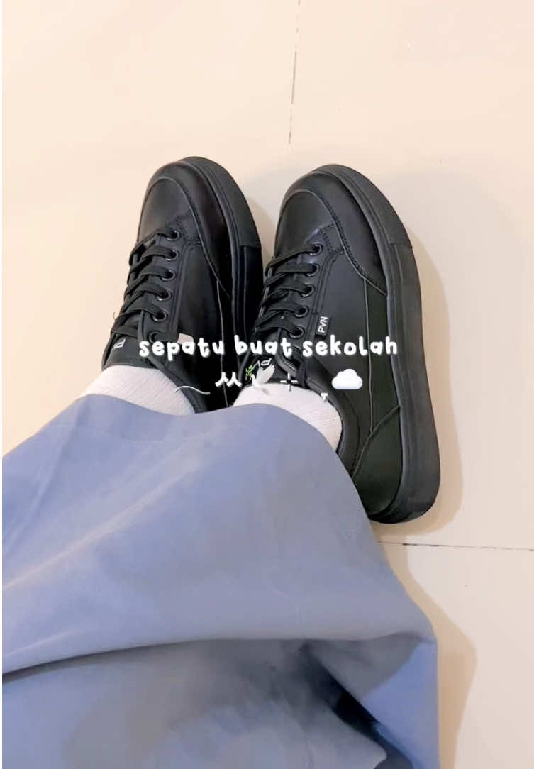 Yang sepatu sekolahnya harus item polos tanpa ampun, merapat dulu sini 😙☝🏻 #fyp #xbcyza #sepatu #sekolah #backtoschool 