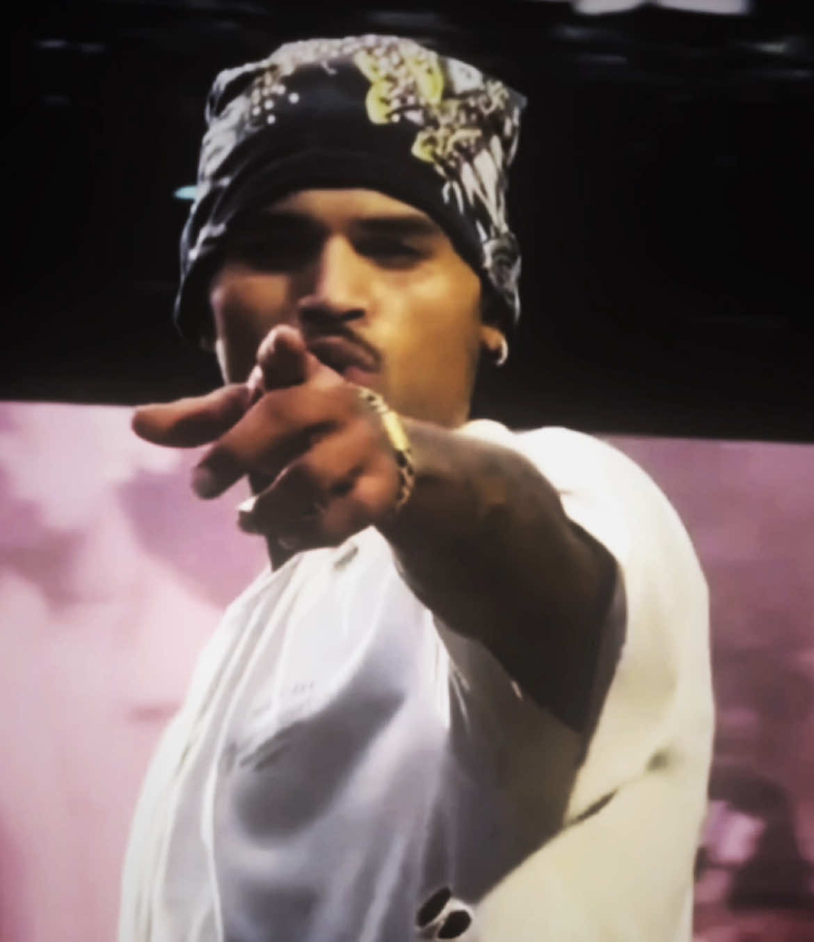 something is off… (my pants 🫦 #chrisbrown#breezybowl#breezy#chrisbrownedits#teambreezy#foryoupage#fyp 
