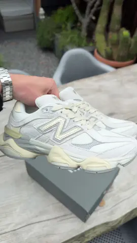 Snap jij waarom zoveel mensen voor de Quartz gaan? 👇 Comfort, kleur en balans in één paartje De Quartz Grey 9060 is stil van buiten, maar sterk in uitstraling 📦 Shop nu op capri-amsterdam.com #newbalance9060 #quartzgrey #capriamsterdam #sneakerstyle #trendingpaar #caprisquad #cleanfit #feelgoodlook #minimalvibes #musthavesneakers
