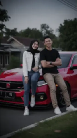 TUTOR 1. Buka Gemini Ai 2. Masukan teks di bawah ini ,edit sesuka kalian Prompt : Buatkan foto : Pasangan pria dan wanita Indonesia. Wanita tinggi 170cm berat 40kg menggunakan jaket putih celana jeans biru berkerudung hitam dengan sepatu warna putih menghadap ke kamera. Pria tinggi 180cm berat 70kg menggunakan kaos hitam celana cino slim fit panjang, bergaya rambut cepak dengan sepatu putih menghadap ke kamera dengan tatapan senyum, mereka berdua duduk diatas kap mobil  HONDA CIVIC modified 2025 berwarna merah dengan view samping mobil yang terlihat seluruhnya dengan plat nomor 