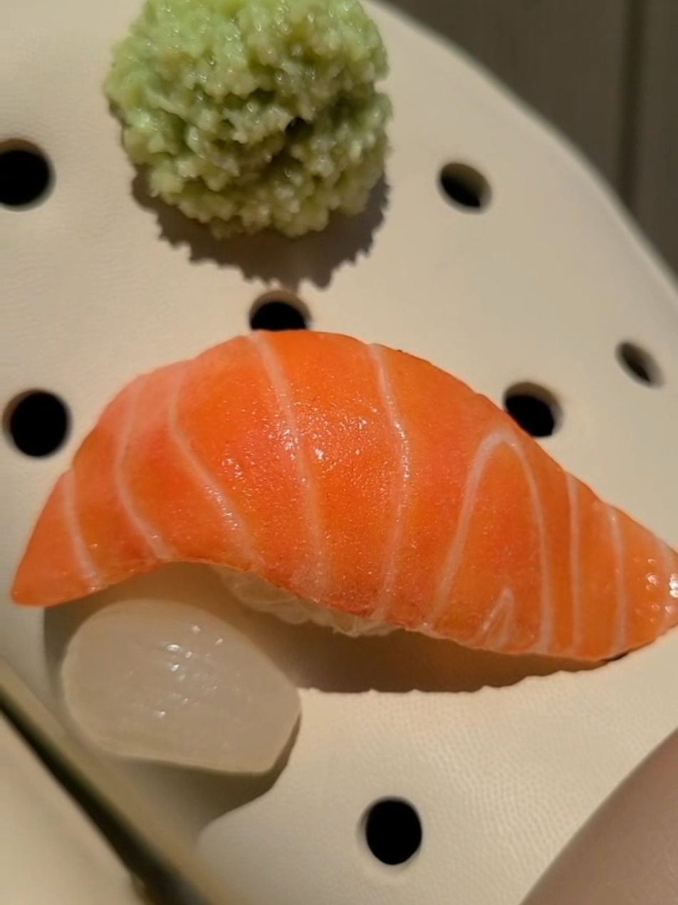 3D pen_Making Sushi Jibbitz / 초밥 지비츠 만들기 [Making Salmon Sushi Jibbitz with 3D pen] Hello. I made Salmon Sushi Jibbitz. I hope you enjoy it. Thank you :) [3D펜으로 연어초밥 지비츠 만들기] 안녕하세요 쓰도사입니다. 이번엔 연어초밥 모형 지비츠를 만들어보았습니다. 락교(염교)와 생와사비도 곁들였어요. 재미있게 봐주세요. 감사합니다 :) □Music provided by Bgm President □Track : 날씨가 좋다 -  https://youtu.be/cCFYoV906xQ #3dpen #3d펜 #3dpencrafts #3dpenart #3dpencreation #fakefood #fakefoodart #음식모형 #지비츠 #sushi #초밥 #jibbitz #salmon #연어 #すし #크록스 #crocs 