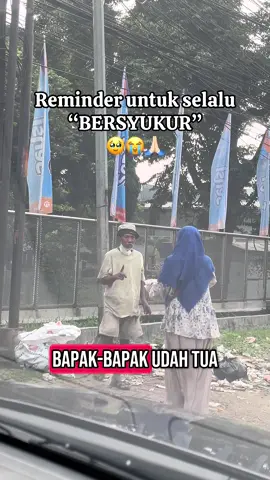 Cerita singkat di Jumat Berkah Berbagi hari ini🥹😭 Kami sedang dalam perjalanan pulang dan tersisa 2 box Makanan, awalnya kami sudah terlewat karna ambil jalur kanan. tapi salah satu team ada yang melihat seorang bapak bapak sedang mengorekorek makanan dan dimakan lahap dengannya (yg kita tidak tahu itu makanan layak dimakan atau tidak) akhirnya memutuskan untuk memutar balik, pda saat memutarpun dari sebrang beliau masih memakan makanan sisa tsb🥹😭 kami memberikan 2box nasi terakhir kami beserta air mineral dan masyaallah bapak hanya minta 1 saja tidak egois / ajimumpung dia tetap bersyukur berapapun yang dikasih😭 YAALLAH BAPAK SEMOGA ALLAH PANJANGKAN UMURMU SEHATKAN BADANMU PAK😭 sampai bertemu lagi di pertemuan selanjutnya yaa pak sehat sehat😭😭😭 #jumat #jumatberkah #jumatberkahberbagi #bersyukurlah 