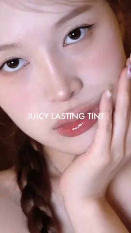 แน่นอนค่ะ! นี่คือเวอร์ชันภาษาไทยของแคปชั่น: 💋 ยอดขายอันดับ 1 ไม่ใช่เรื่องบังเอิญ!  Rom&nd Juicy Lasting Tint = ความฉ่ำวาว + สีชัดติดทน 💄  #juicylastingtint #romand #ลิปฉ่ำวาว #ลิปขายดี 