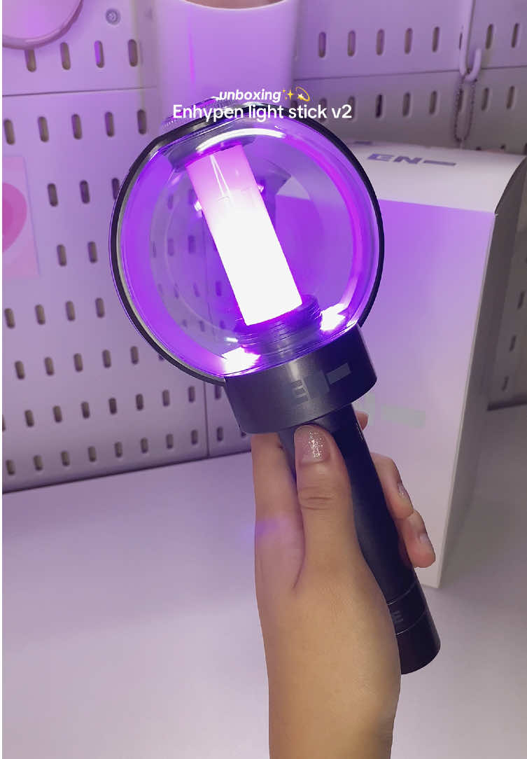 Enhypen official light stick v2💗#enhypen #enhypenlightstick #enhypenlightstickunboxing #lighstick #lightstickunboxing #enhypenbong #enbong #lightstickkpop #enhypenlightstickver2 #kpop #concert #engenebong #fyp #viral #trending 
