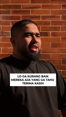 Jadi teruslah jadi baik— tapi jangan sampai lo buta… sampai gak sadar, kebaikan lo cuma jadi bahan tuntutan, bukan sesuatu yang dihargai.