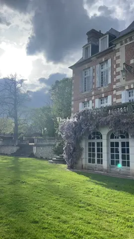 Stunning, gorgeous, beautiful, amazing, perfect & glorious. There aren’t enough positive adjectives we could possibly use to describe Domaine Du Pont. We’re just obsessed 💁‍♀️🏰🇫🇷 #whydoordinary #privatevilla #chateau #normandie #france #frenchstyle #villa #castle #fairytale #normandy #northernfrance 