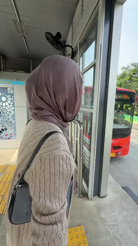 bus ke blok m lama bgt dtgnya kocak