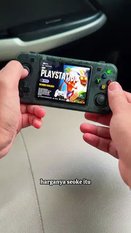 Kiumo R36H, consol gaming portable dengan game retro yang bikin nostalgia, layarnya IPS cerah bikin gamenya makin mantap. Kapastitas baterai besat rekomendasi #kurasikurator #gameconsole #portable #gameboy #gamebot #kiumo 
