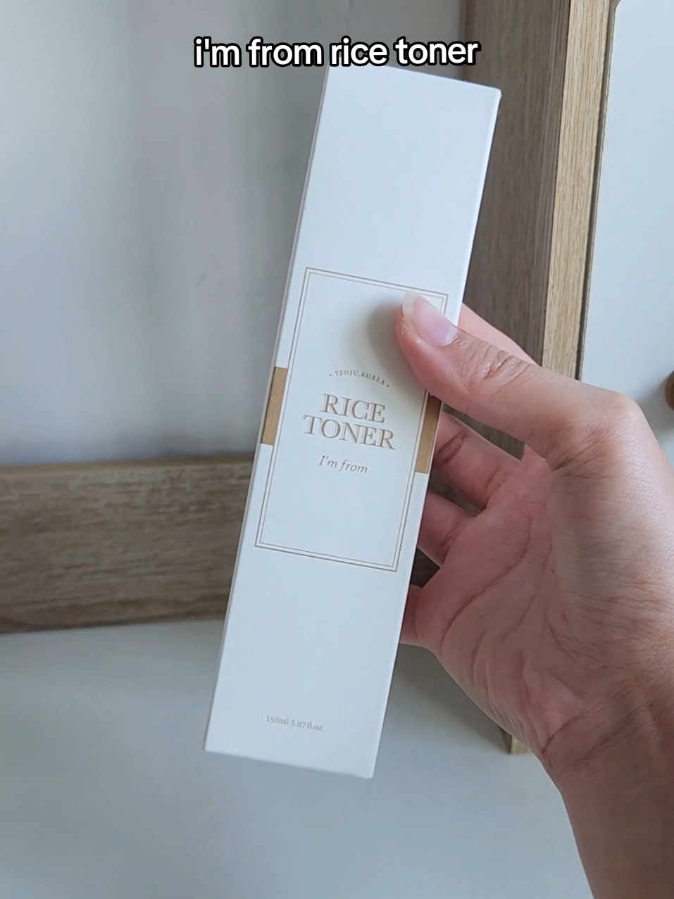 perfect for fans of milky toners, this one keeps my skin so hydrated & glowy 🤍 very lightweight on the skin as well ✨️ available in yellow cart 💛 #imfrom #imfromricetoner #ricetoner #facialtoner #toner #riceskincare #kbeauty #koreanbeauty #koreanskincare #kbeautyskincare #skincareroutine #skincaretips #dullskin #dryskin #roughskin #createtowin #tiktokshopsg 