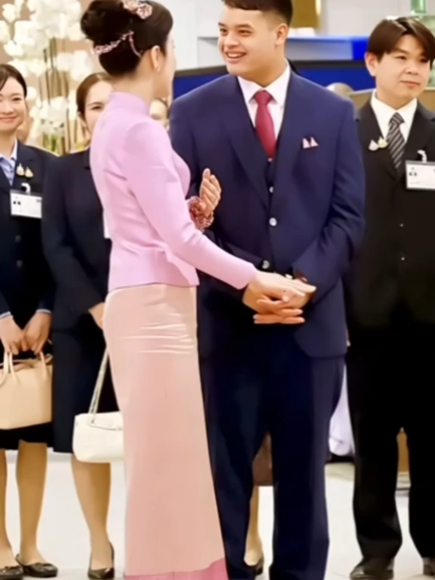 เจ้าคุณพระสินีนาฏถวายการดูแลและความปลอดภัยให้เจ้าฟ้าชาย  #องค์รัชทายาท #รัชกาลที่11 #สมเด็จพระเจ้าลูกยาเธอเจ้าฟ้าทีปังกรฯ #เจ้าฟ้าทีปังกรรัศมีโชติ #พระองค์ที #เรย์รักในหลวง💛🇹🇭 #เรย์รักพระองค์ที💙🇹🇭 #เจ้าชายประเทศไทย🇹🇭  #เจ้าคุณพระสินีนาฏ #รู้จากtiktok #รู้หรือไม่tiktokuni #tiktokindia #tiktokpakistan #ได้โปรดอย่าปิดกั้น #แชร์ไป #แชร์ลงสตอรี่ได้น่ะ #เปิดการมองเห็น #fy #fypage @Kanokrat🇹🇭 @Kanokrat🇹🇭 @Kanokrat🇹🇭 