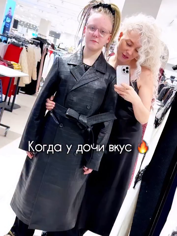 Вы спрашиваете меня, как моя принцесса драконов пришла к такому стилю… Отвечаю:  Доча с самого детства любит черный, серебряный и фиолетовый цвет… Как свойственно всем девочкам с мальчишеским характером, она не переваривает на дух все розовое  Обожает змей, пауков, скорпионов и драконов… А еще она фанат магии и ее любимый персонаж Северус Снейп из Гарри Потера  Ну и музыкальный вкус соответствующий - Король и Шут, Rammstien, Stromae…Muse, Prodigy… Причем, как вы видите, «Король и Шут» идет на первом месте… Веду я это к тому, что стиль ребенка очень сильно зависит от предпочтений и сколько угодно можно навязывать ребенку как ему выглядеть и что слушать, но это ни в чему хорошему не приведет… Ну и по традиции вопрос?  Берем плащ?