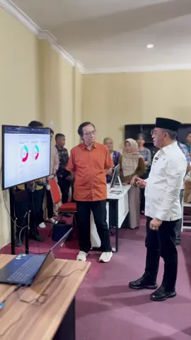 Saya bersama ibu wakil Gubernur @renylamadjido terjun langsung memastikan Program Berani Cerdas berjalan dengan cepat dan tepat. Karena Program Berani Cerdas ini menyangkut masa depan Sulawesi Tengah, anak-anak kita generasi unggul yang saat ini terkendala biaya kuliah untuk mencapai cita-citanya. Kalau sudah dianggarkan, sudah jelas kriterianya, sudah lengkap datanya, lalu apa lagi yang ditunggu? Saya tidak mau ada pihak yang sengaja mengulur-ulur waktu, memperlambat kerja yang seharusnya bisa langsung dirasakan oleh masyarakat. Ingat, setiap hari keterlambatan, adalah hari di mana mimpi anak-anak kita tertahan. Segera salurkan. Jangan bikin rakyat menunggu lebih lama. #sulteng #sulawesitengah #kotapalu #kotapalusulteng #palu #anwarhafid #banggai #banggaikepulauan #poso #sigi #buol #luwukbanggai #donggala #morowali #morowaliutara #parigimoutong #tojounauna #palusulawesitegah #beranicerdas 