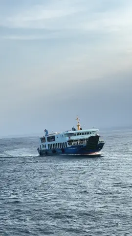 Selat bali bergoyang dengan syahdu #selatbali #asdpindonesiaferry 