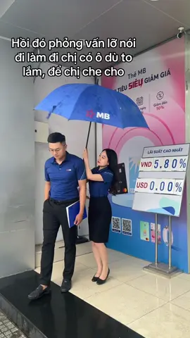 Không chỉ che mà dù của chị còn xoay được nữa á em 😋 #banker #dilamcogivui #bankercogivui #xh #ilovetiktok #mbbank 