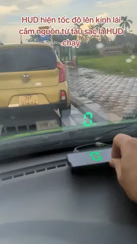 HUD hiện tốc độ lên kính lái cắm nguồn từ tẩu sạc là HUD chạy