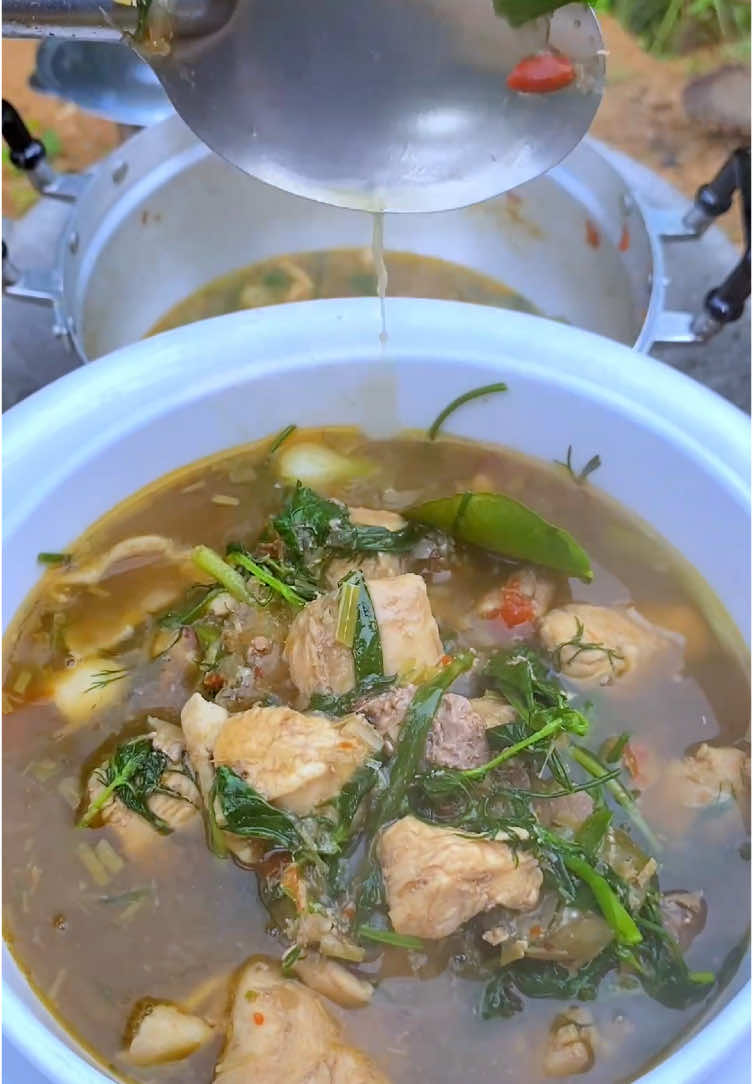 #อ่อมไก่ อีสานบ้านเฮา ใส่ผักอีตู่หอมๆซดน้ำนัวๆ แซ่บจ้า#สาวแหม่ม#กินแซ่บ #คนอร์ซุปก้อนรสไก่ #แกงอ่อม #แกงอ่อมอีสาน #ห้องครัวTikTok #tiktokพากิน #อาหารอีสาน #อ่อมแซ่บหม้อนี้ต้องมีคนอร์