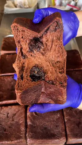 もっちもちの生チョコパン🍞 生チョコブレッド 1200円 生地の中にチョコが入っていて食べた時のふわふわ感とチョコの組み合わせが最高でクセになる美味しさです！ 🍚店名: ブクカベーカリー本店 住所: 福岡県福岡市南区塩原1丁目19-31 最寄駅: 竹下駅から徒歩10分 営業時間:10:00〜18:00 定休日：水曜日 #福岡グルメ#Japanesefood#tiktokfood