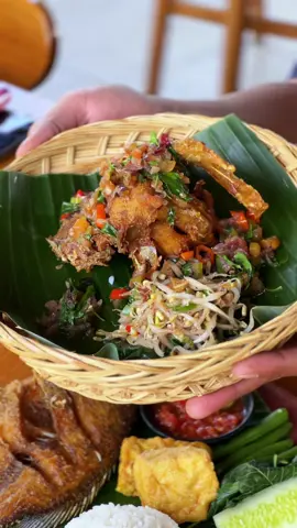 Tempat makan di Tabanan yang cocok kesini rame-rame dan bareng keluarga. Tempatnya adem, ada kids playground kecil dan garden yang bikin pemandangan makin sejuk. Ayam sambal kemanginya wajib dicobain kalau kesini. — Nini Jero, Tabanan • @Nini Jero Official  #kulinerbali #kulinertabanan 