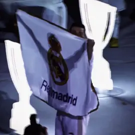 حب مشجعين ريال مدريد هو حب استثنائي، يتجاوز حدود المنطق والنتائج. هو عشق ولد من أول لمسة للكرة في البرنابيو، ومن أول هدف سجله الأساطير، ومن أول لحظة رفرفت فيها راية مدريد البيضاء. هم لا يشجعون نادياً فقط، بل يؤمنون بقصة، بتاريخ، بعراقة لا تشيخ. #realmadrid  #fyp  يحبون ريال مدريد في الفوز كما في الخسارة، يهتفون لأسمائه الكبيرة كما يساندون لاعبيه الجدد، ويحمّلون الفريق أحلامهم كما لو كانوا على أرض الملعب. حبهم فيه صبر، وفيه جنون. فيه دمعة بعد الخسارة، وصرخة فرح تهزّ مدرجات العالم بعد الانتصار. هم جمهور إذا قُدّر لك أن تكون بينهم، شعرت أنك جزء من عائلة، عائلة لا تنكسر. ببساطة… مشجع ريال مدريد لا يشجع، هو “يحب”، ويحب بصدق.