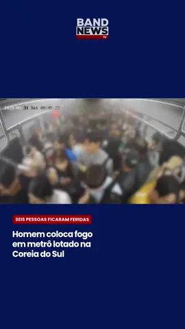 Imagens de câmeras de segurança flagraram o momento em que um homem ateou fogo em um metrô lotado na capital sul-coreana. A gravação mostra passageiros fugindo depois que o suspeito encharcou o chão e acendeu o fogo. A fumaça se espalhou para outros vagões. Seis pessoas ficaram feridas, segundo o Ministério Público, e nenhuma morte foi registrada. Investigadores disseram que o suspeito, movido por delírios sobre uma decisão de divórcio, planejou meticulosamente o incêndio criminoso comprando gasolina, se desfazendo de seus bens e explorando as principais estações de metrô de Seul no dia anterior ao ataque. O homem de 67 anos está preso e foi indiciado por tentativa de homicídio e incêndio criminoso. #BandNewsTV #incendio #coreiadosul
