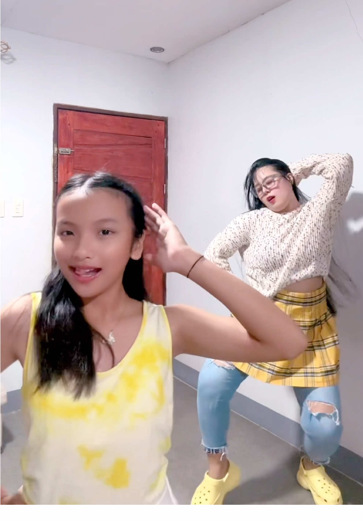 #COUSINS 👯‍♀️🤍💛💙 SUAVE 🎶🥰🫶🏻✨ Left: Micah (@౨ৎ) Right: Eunice (me) 🎶 E'to se fue mundial A mí hay que baila'me to' lo' día', tú no me puede' pichar Yo sé que te va a gustar Tú te pone' de espalda', que tu papi se quiere vaciar Y e' que e'to se fue mundial A mí hay que baila'me to' lo' día', tú no me puede' pichar Yo sé que te va a gustar Tú te pone' de espalda', que tu papi se quiere vaciar Yo te doy lo que tú quiera', báilame en el tubo suave Yo te doy lo que tú quiera', báilame en el tubo suave 🎶 #suave #elalfa #tiktokdance #dancechallenge #tiktoktrend #tiktoktrend2025 #tiktokdancetrend #tiktokdancetrend2025 #familytiktok #cousins #eunicesantiago #eunicetsantiago 