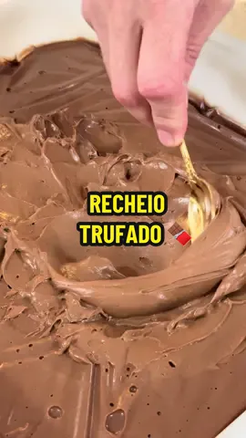 🍫 Esse é o melhor recheio de chocolate que eu já experimentei. Só faça!  RECEITA: GANACHE CREMOSA BRANCA: 800g CHOCOLATE BRANCO  900g CREME DE LEITE (LATA) COM SORO 18g de GELATINA INCOLOR  110ml ÁGUA  GANACHE CREMOSA ESCURA: 350g CHOCOLATE AO LEITE  350g CHOCOLATE MEIO AMARGO  900g CREME DE LEITE (LATA) COM SORO 18g GELATINA INCOLOR  110ml AGUA FRIA Modo de preparo, derreta o chocolate no microondas e reserve. Em uma panela leve ao fogo até mornar o creme de leite, nesse momento incorpore o chocolate já derretido no creme de leite e logo em seguida adicione a gelatina hidratada também derretida. Leve pra geladeira e deixe gelar por 24 horas antes de usar. #recheiotrufado #receitas #ganachecremosa #bolo #fy
