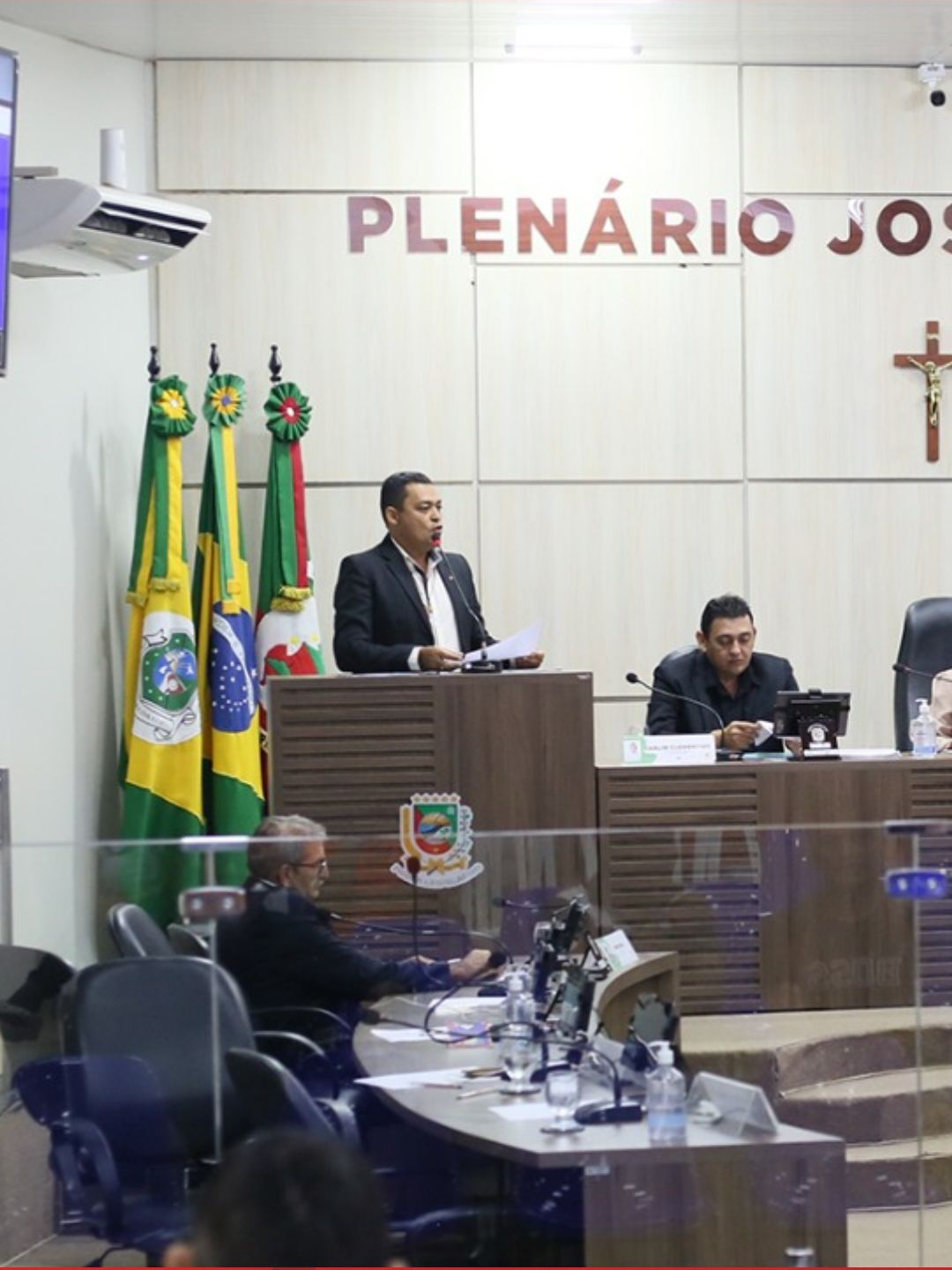 Infelizmente, o período junino de 2025 em Várzea Alegre ficou marcado pelo total desrespeito à Lei dos Fogos, lei de minha autoria, sancionada pelo ex-prefeito, e que este ano não foi fiscalizada de forma nenhuma pela atual gestão.  O objetivo da lei é proteger crianças, idosos, pessoas em geral com TEA, além dos animais, e foram inúmeras reclamações e relatos de descumprimento. Quem deveria fiscalizar e coibir cruzou os braços, fingiu que nada estava acontecendo. É preciso que o poder público se empodere de suas funções, menos oba oba, menos propaganda, e mais ação concreta, é isso que nós esperamos enquanto cidadãos varzealegrenses.  #mandatopopular✊🏼✊🏾✊🏿 #MichaelMartins #PolíticasPúblicas #FiscalizaçãoAtiva #VozDoPovo #PorUmaCidadeMelhor #causaanimal✊🐾