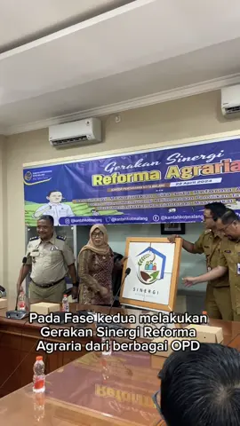 Halo #SobATRBPN dan #NawakNgalam👋 Yuk simak video berikut terkait kegiatan Reforma Agraria Fase 1 Tahun 2023 dan Fase 2 Tahun 2024. Yang telah dilakukan pada lokasi Kelurahan Purwantoro Kecamatan Blimbing Kota Malang dengan target 100 KK. @kementerian.atrbpn @kanwilbpnjatim ——————————————————— Kantor Pertanahan Kota Malang berkomitmen penuh untuk memberikan pelayanan yang terbaik. Mohon dukungan agar kami dapat melayani lebih baik lagi dengan menyampaikan saran, kritik maupun pengaduan ke nomor Whatsapp center kami di 0811-3223-5050 (WA only) ——————————————————— Humas Kantah Kota Malang ——————————————————— Instagram: https://www.instagram.com/kantahkotmalang/ Twitter: https://www.twitter.com/kantahkotmalang Facebook: https://m.facebook.com/bpnkotmalang Tiktok: https://www.tiktok.com/kantahkotamalang #KantahKotaMalangMboisIlakes #KantahKotaMalangMenjadiLebihBaik #7layananprioritas #sertipikatelektronik #MelayaniProfesionalTerpercaya #ATRBPNKiniLebihBaik #ATRBPNMajudanModern #AyoBuatSertipikatmu #PemerintahBekerja #KerjaNyata #rbkunwa #ReformasiBirokrasi #ZonaIntegritas #WilayahBebasKorupsi #WilayahBirokrasiBersihMelayani #KerjaSpartan #JatimSuperlari