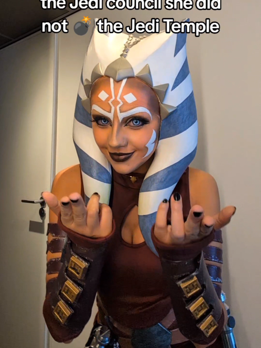 I'm innocent, your honor!  #cosplayer #ahsokatano #ahsoka #ahsokatanocosplay #fyp #fy #viral #starwarscosplay #anakinskywalker #obiwankenobi @Star Wars 