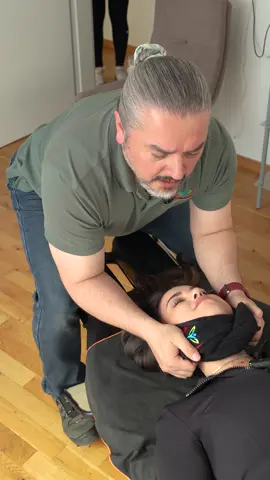 Damit hat sie nicht gerechnet....!😬 #medinesstherapy #therapy #cracks #health #pain #relax #satisfying #shocked #relieve #schmerzen