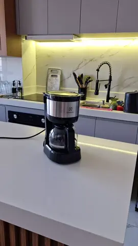 ☕ A pausa para o café nunca mais vai ser a mesma com essa cafeteira elétrica da Electrolux! Com capacidade para até 15 xícaras, ela é perfeita para quem ama café fresquinho o dia todo! ✨ Jarra de vidro com medidor ✨ Sistema corta-pingos (nada de bagunça!) ✨ Design moderno que combina com qualquer cozinha Se você ama praticidade e estilo, essa cafeteira é pra você! #CaféFresquinho #CafeteiraElectrolux #CaféDoDia #AchadinhosDaCozinha #CozinhaModerna #CasaNova #CozinhaOrganizada #AmantesDoCafé #CaféEmCasa