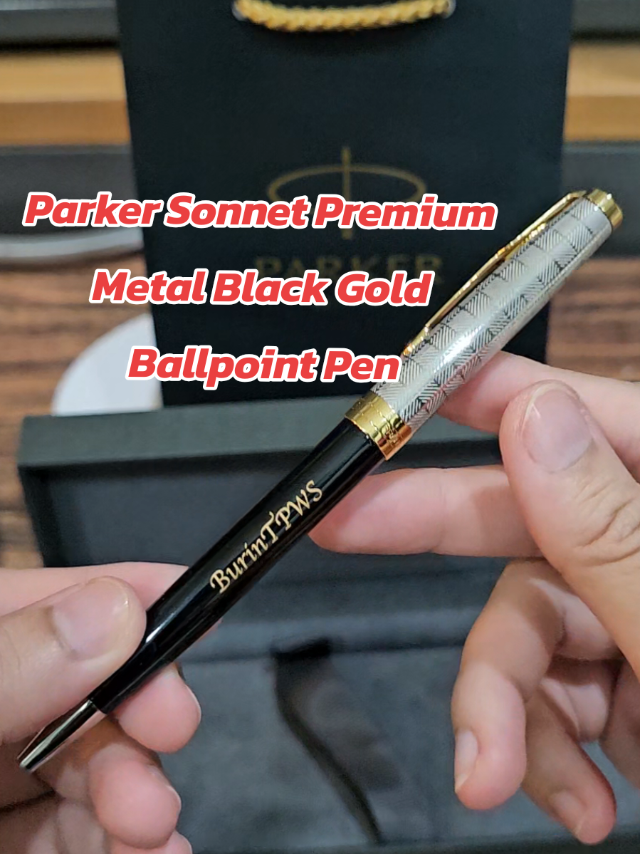 ✨️ Parker Sonnet Premium Metal Black Gold Ballpoint Pen ปากกาลูกลื่นรุ่นพรีเมียม ดีไซน์หรูหรา ตัวด้ามสีดำเงาตัดกับปลอกลายโลหะเงิน แซมด้วยคลิปทอง เรียบหรูในทุกมุมมอง เหมาะสำหรับใช้เซ็นเอกสารสำคัญ หรือเป็นของขวัญที่มีคุณค่าในทุกโอกาส🖊💫 #ParkerSonnet #ปากกาแบรนด์เนม #ปากกาสลักชื่อ #ของขวัญพรีเมียม #ของขวัญผู้บริหาร #ของขวัญวันเกิด #ปากกาปากเกอร์ #ปากกาเลเซอร์ #parkerpen #ของขวัญสลักชื่อ #แนะนำปากกา #ปากกาลูกลื่น #ของขวัญสั่งทำพิเศษ #ปากกาพรีเมียม #ของขวัญสุดหรู #penbrandname