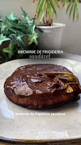 BROWNIE SAUDÁVEL - De frigideira  Trouxe essa receita que é uma das minhas favoritas e para quem ama comer um docinho saudável, super prático e rápido de preparar! 🤌🏼 Já segue para não perder as próximas receitas ✨ Modo de fazer: Derreta o chocolate em banho maria ou microondas junto com o óleo de coco.  Em um recipiente misture o ovo, o chocolate com óleo de coco e a farinha de aveia até que fique homogêneo.  Na frigideira untada e quente, despeje a massa e deixe assar lentamente de um lado e depois vire com cuidado para assar do outro lado.  *frigideira pequena é mais fácil de ficar um brownie mais altinho Em cima coloquei um quadradinho de chocolate e também coloquei algumas nuts dentro da massa mas é totalmente opcional.  E está pronto! Super prático né? Perfeito para quando bater a vontade de um doce à tarde.  . . . . . . . . #receitas #receita #receitasaudavel #receitassaudaveis #receitasfit #receitafit #receitafacil #receitaspraticas #comida #comidas #docesfit #brownie #browniefit #browniedefrigideira  #creatorsearchinsights 