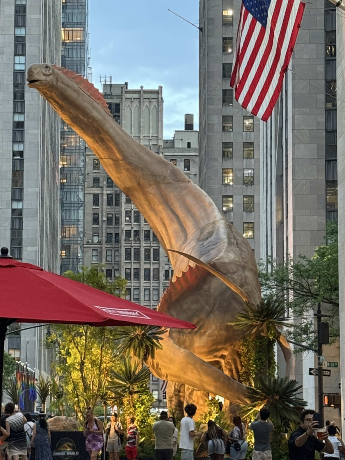 📍¿Ya viste el nuevo Monumento de un DINOSAURIO 🦕 en el Rockefeller Center?  Es un Titanosaurus de tamaño real que luce imponente con más de 60 pies de altura. Está aquí para celebrar el estreno de la nueva película 🎥 
