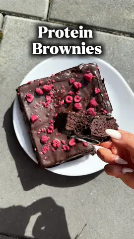 PROTEIN BROWNIE - Unter 100 kcal ❤️🍫🍫 – saftig, fudgy & voller Eiweiß ! ✨114 g Protein | Zuckerfrei | Brownie-Vibes pur✨ ➡️ Folge mir @bylaraxx für mehr Rezepte, Tipps und Tricks für deine perfekte Diät ✨ 🩷   Mit Stern markierte Produkte sind von MORE NUTRTION maximal sparen mit Code „BYLARA“ - bis zu 20% 💞 am Sonntag auf alle ZUCKERSPAR und Protein Produkte  ❤️ Zutaten: – 150 g Magerquark – 50 g Backkakao 🍫 – 230 ml ungesüßter Mandeldrink 🥛 – 100 g Weizenmehl (Typ 405) 🌾 – 70 g Protein Sahne* 🟣⭐️ – 3 Eier 🥚( 165g )  – 60 g „no more sugar“* 🍬❌⭐️ 	•	1 Prise Salz 🧂 	•	6 g Backpulver ✨ 	•	Chunky Flavour  nach Geschmack Zubereitung: 	1.	Alles in einer Schüssel gut vermengen 	2.	In eine Silikonform oder gefettete Backform geben 	3.	Bei 180 °C Umluft ca. 25 Min. backen 	4.	Auskühlen lassen & genießen – fertig ist dein Protein-Brownie !  #protein #proteinbrownie #brownie #gesundabnehmen #diät #diätrezept #gesundbacken #rezept #lowfat #zuckerfrei #kalorien #diätrezept #kalorienarm Ad