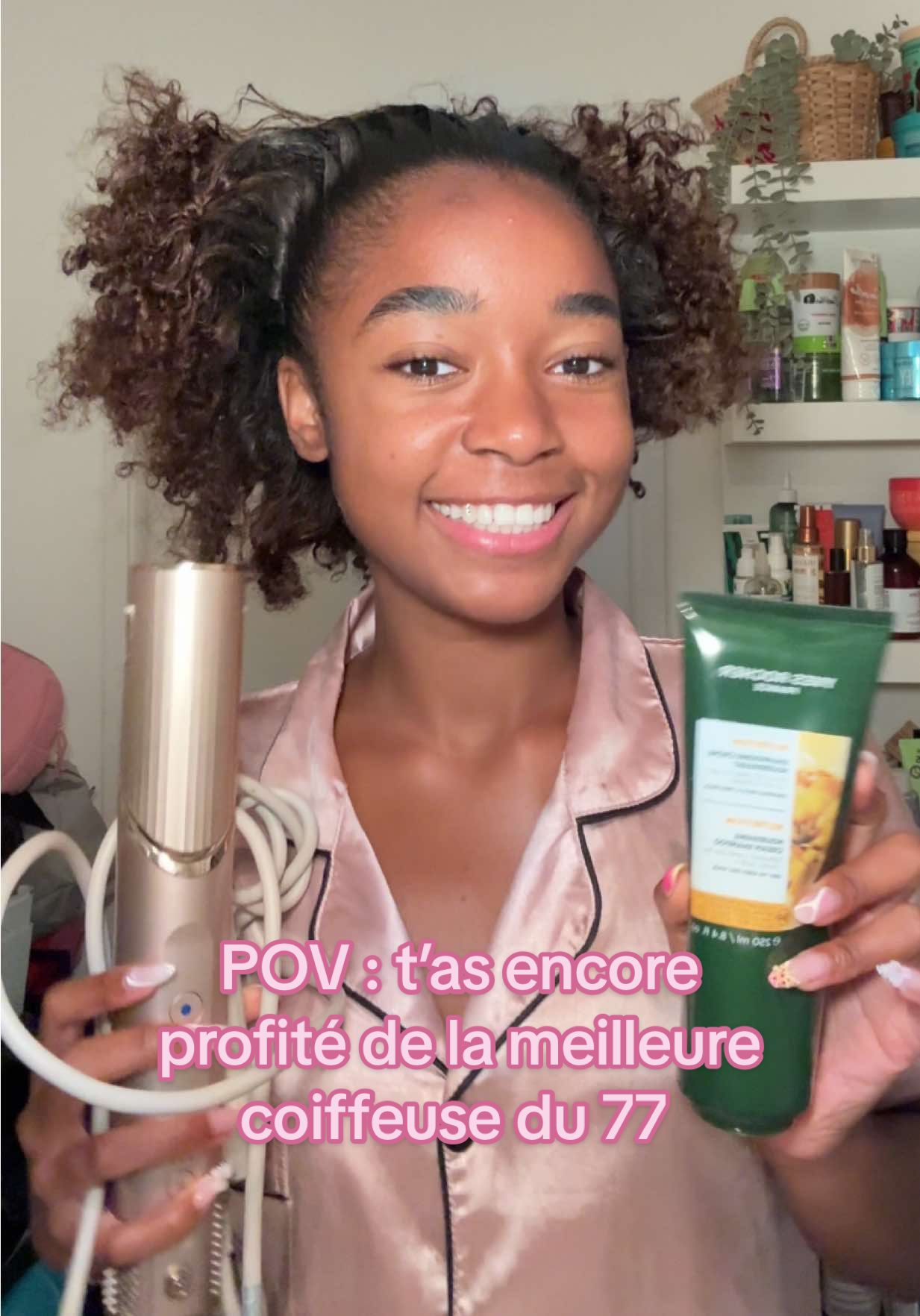 Vous pensez que mon monsieur va valider ?! 👀💖 Moi j’aime beaucoup trop, les tresses sont parfaites @Parad_iscoiffure merci d’être autant talentueuse SÉRIEUX 😍 🌾 Shampooing Crème Ultra-Nourrissant @Yves Rocher France  🌾 Styler & Sèche-Cheveux 5-en-1 SharkFlexStyle @Shark Beauty France   🌾 Serum Sérum régénérant @tginatural  #klavina #tressescollées #klavivlog #antonyellaptc #braid #coiffeuse77 