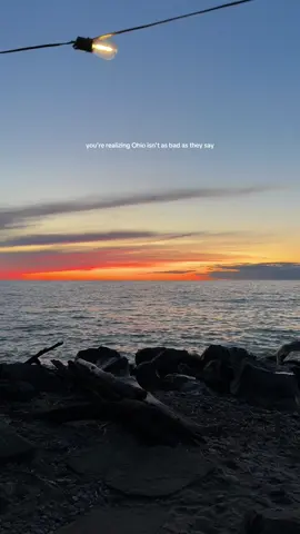 the prettiest lake sunsets happen on Lake Erie, you can't tell me otherwise.  Comment your favorite places to visit in Ohio so I can fill my summer with special memories! 👇🏽☀️😎 #ohio #ohiophotographer #momlifestyle #momof2 #ohiocheck 