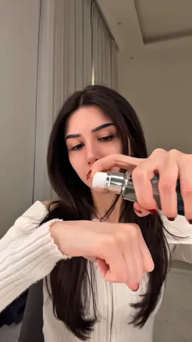 سر قاعدة المكياج المشرق في الترطيب العميق للبشرة هو سيروم Mineral 89 . يُرطب البشرة ويملأها بشكل مثالي. 💙 The secret behind a glowing makeup base is hydration. Mineral 89 is formulated to hydrate and plump your skin. 💙 @cedrabeauty  #vichy #vichymineral89 #mineral89 #skincare #hydration #skin 