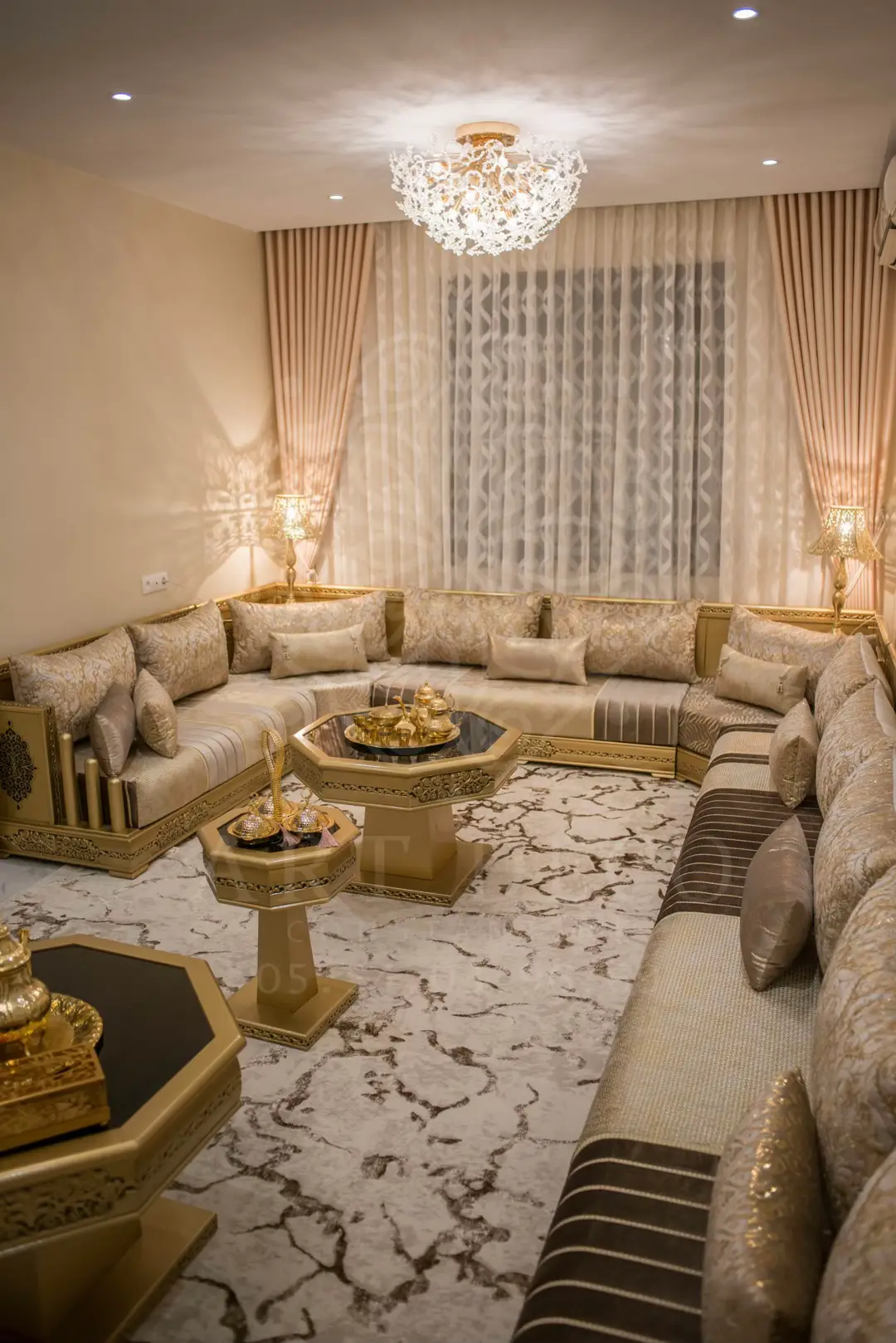 ✨ صالونات @art_deco_constantine ✨ نقدملكم صالونات فخمة، مصممة بعناية ودقة، تجمع بين الراحة، الذوق الرفيع، وجودة التنفيذ. الخدمة حسب الطلب، وكل صالون نخدموه بما يليق بمساحتكم وذوقكم: ✔️ خشب “أتر” أو “شان” – الإختيار يرجع ليكم أقمشة فاخرة مختارة بعناية وسائد مريحة وتنسيق أنيق ريدوات منسقة حسب لون وستايل الصالون زربية ناعمة تكمل الأجواء ✨ لمسات من النحاس تضيف لمسة تقليدية راقية تخلي الفضاء يلمع بالأناقة 🏠 عدنا تشكيلة واسعة معروضة في المحل، تفضلو شوفوها بعينكم واختارو اللي يليق بديكور داركم. 📞 للاستفسار والتواصل: 📲 الهاتف / واتساب 213554039669+/ +213665927545 +213556565093 📍 العنوان: قسنطينة – المدينة الجديدة، مقابل قاعة الحفلات La Mega 🚚 توصيل متوفر لجميع الولايات ❤️ مرحبا بكم في .@art_deco_constantine … نخدموكم بذوق، ونقدمو لمسة تميز كل عمل عن الآخر ✨