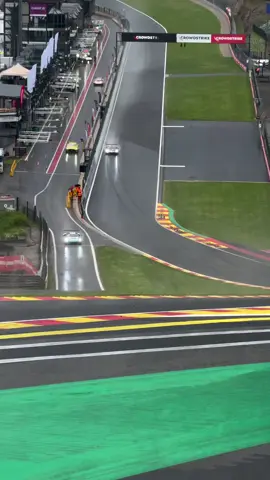 SALVOU! Sabemos que a Eau Rouge não é para amadores. O piloto QUASE foi pro muro, mas conseguiu se recuperar de forma impressionante. 🎥: la_sangle